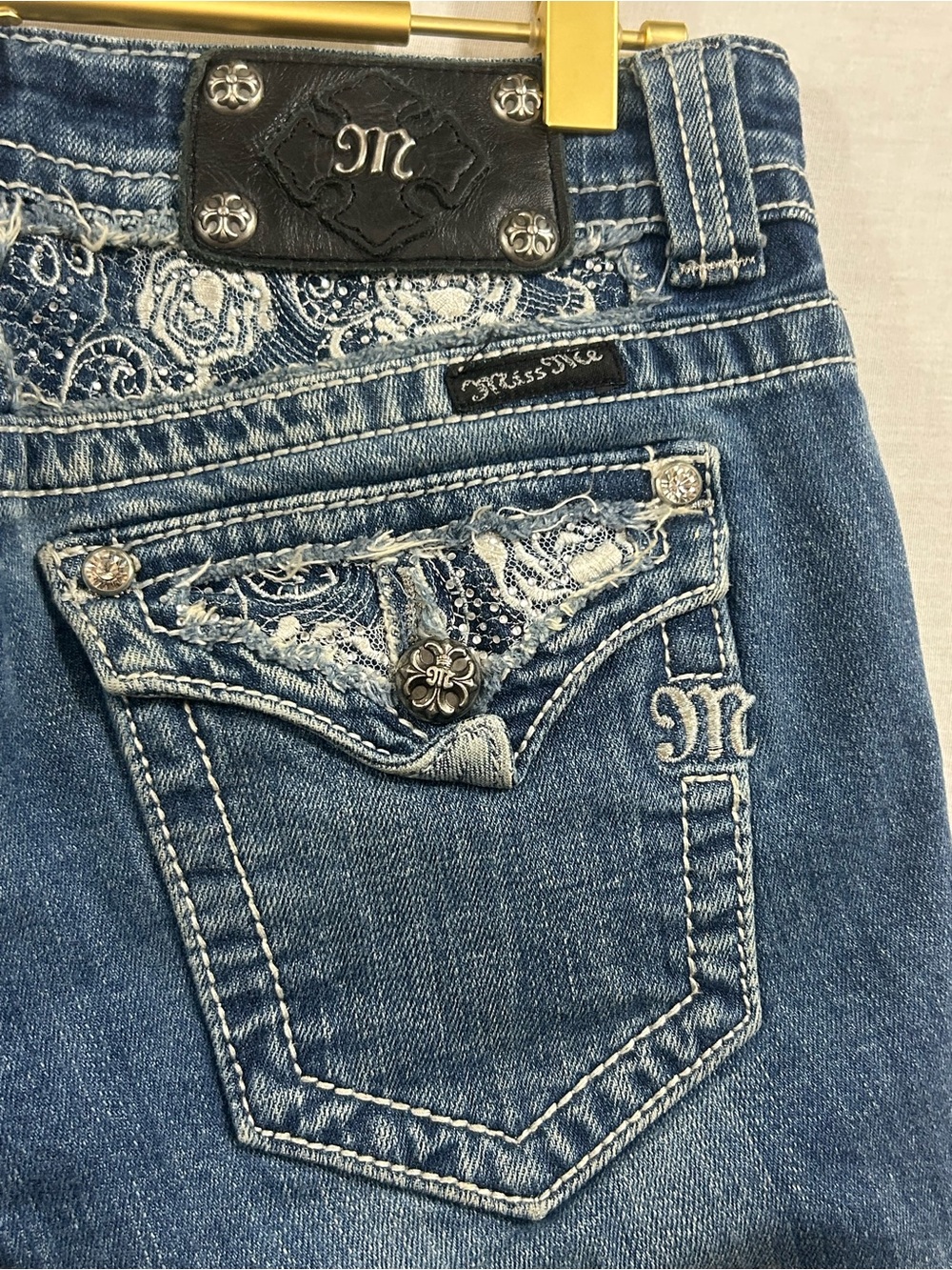medium-wash Miss Me Bermuda shorts featuring white lace - Picture 3 of 5